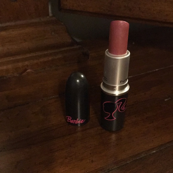 barbie loves lipsticks